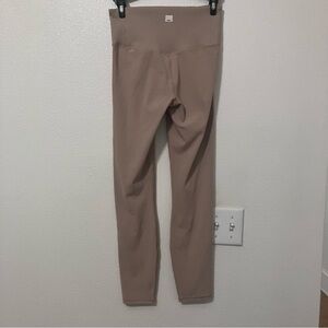 Vuori Rib Studio Legging Pants Coconut Tan beige size Small S 7/8 length worn 2